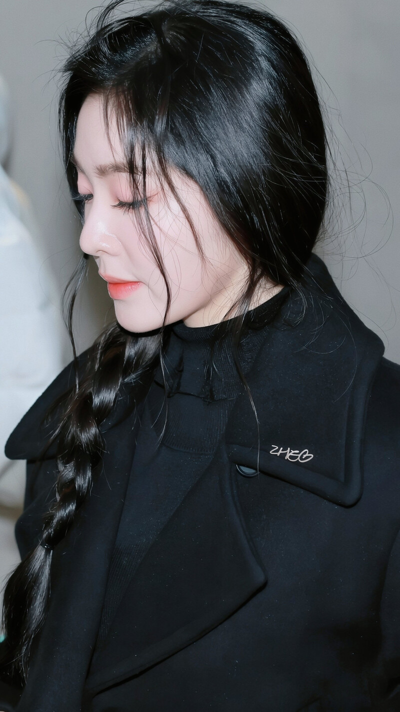 250106 Red Velvet Irene at Inceon Airport documents 18