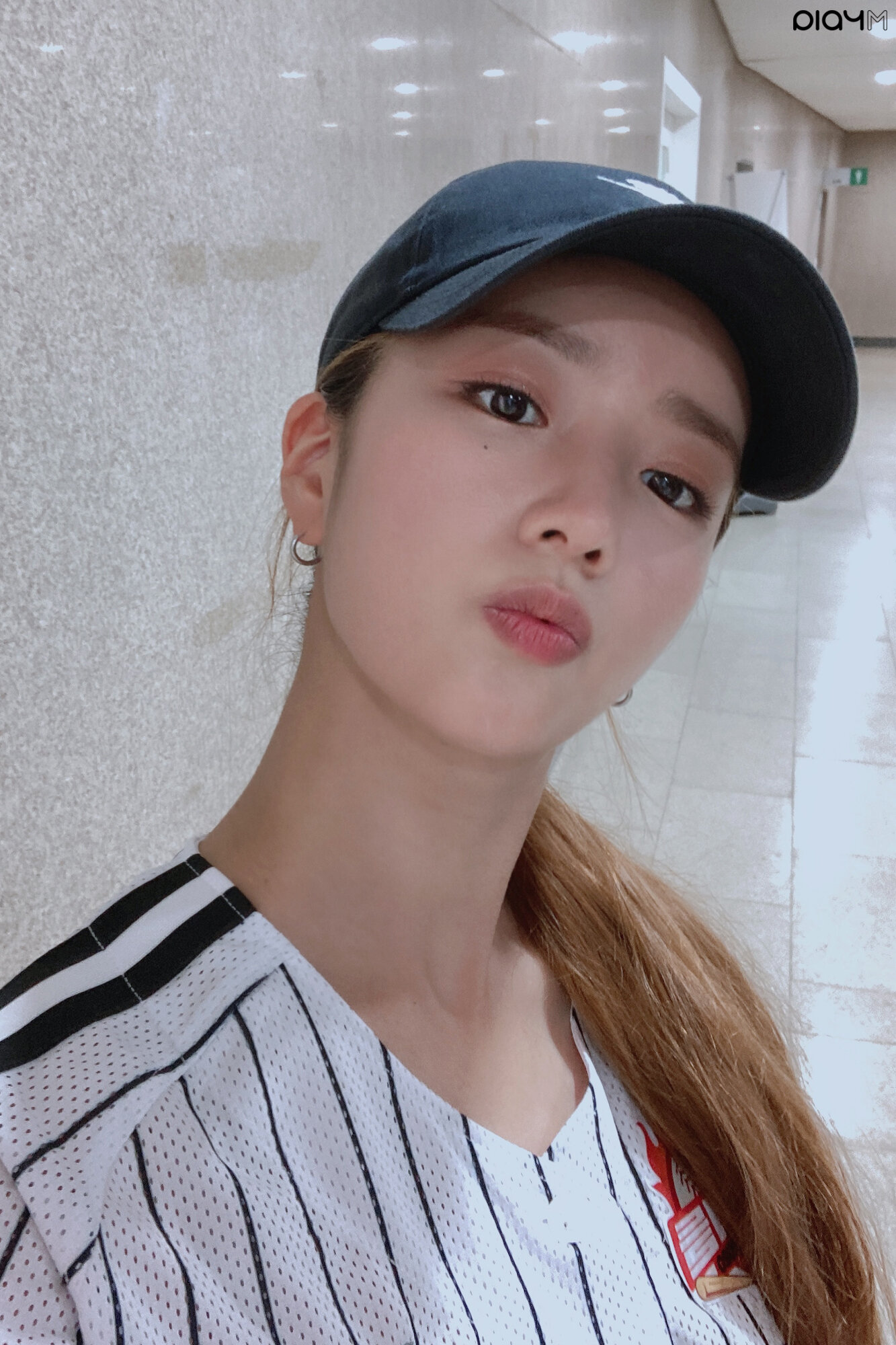 210604 PlayM Naver Post - Apink's Bomi LG Twins First Pitch Behind