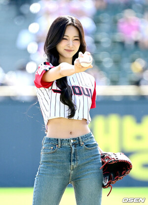 240922 - TZUYU’s First Pitch for LG Twins