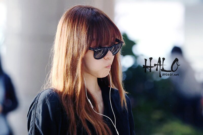 121001 Girls' Generation Tiffany at Gimpo Airport documents 3