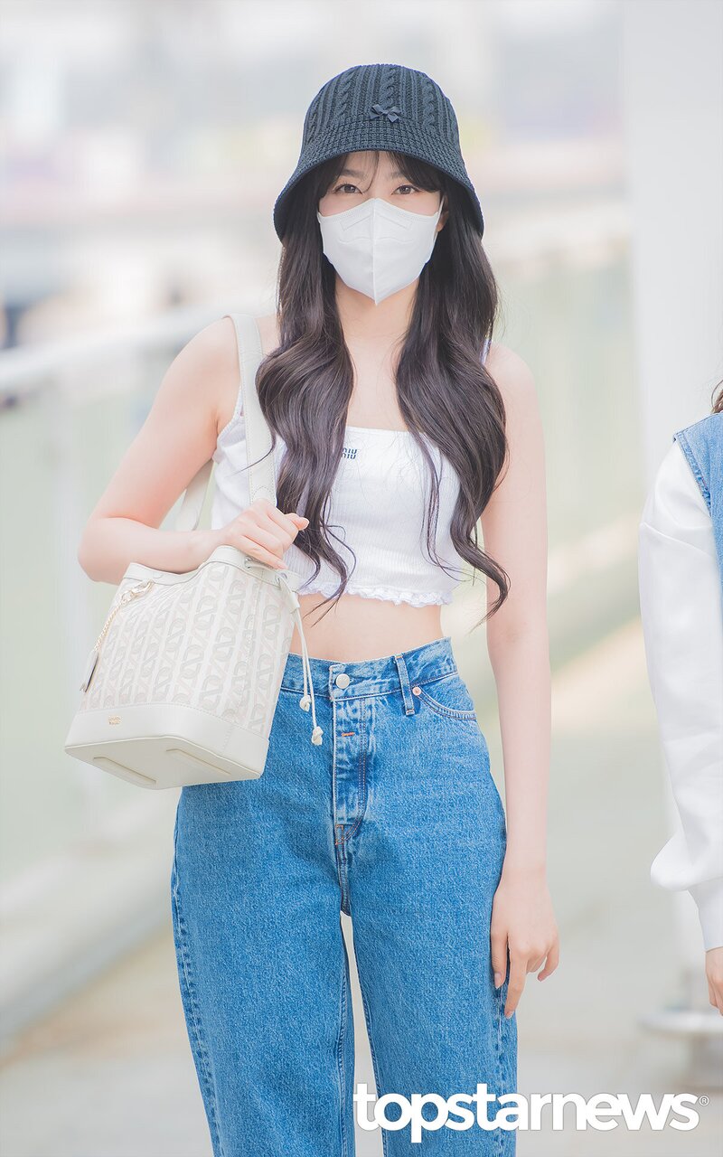 220520 STAYC's Yoon at Incheon International Airport for KCON USA 2022 documents 16