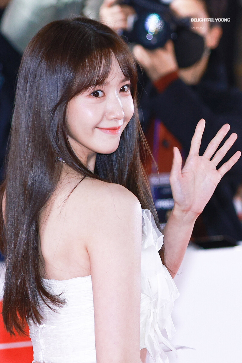 221125 Girls' Generation YoonA at Blue Dragon Film Awards documents 1