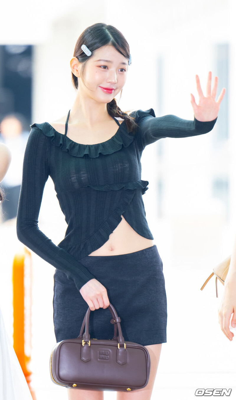 240823 IVE Wonyoung at Incheon International Airport documents 8