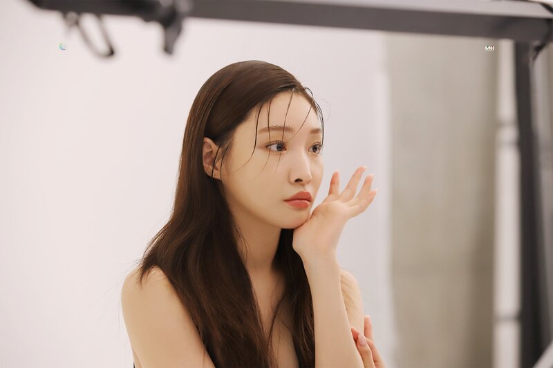 210907 MNH Naver Post - Chungha's Vogue Photoshoot Behind documents 7