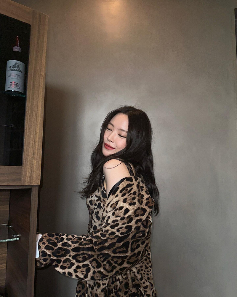 230302 Son Naeun Instagram Update documents 4