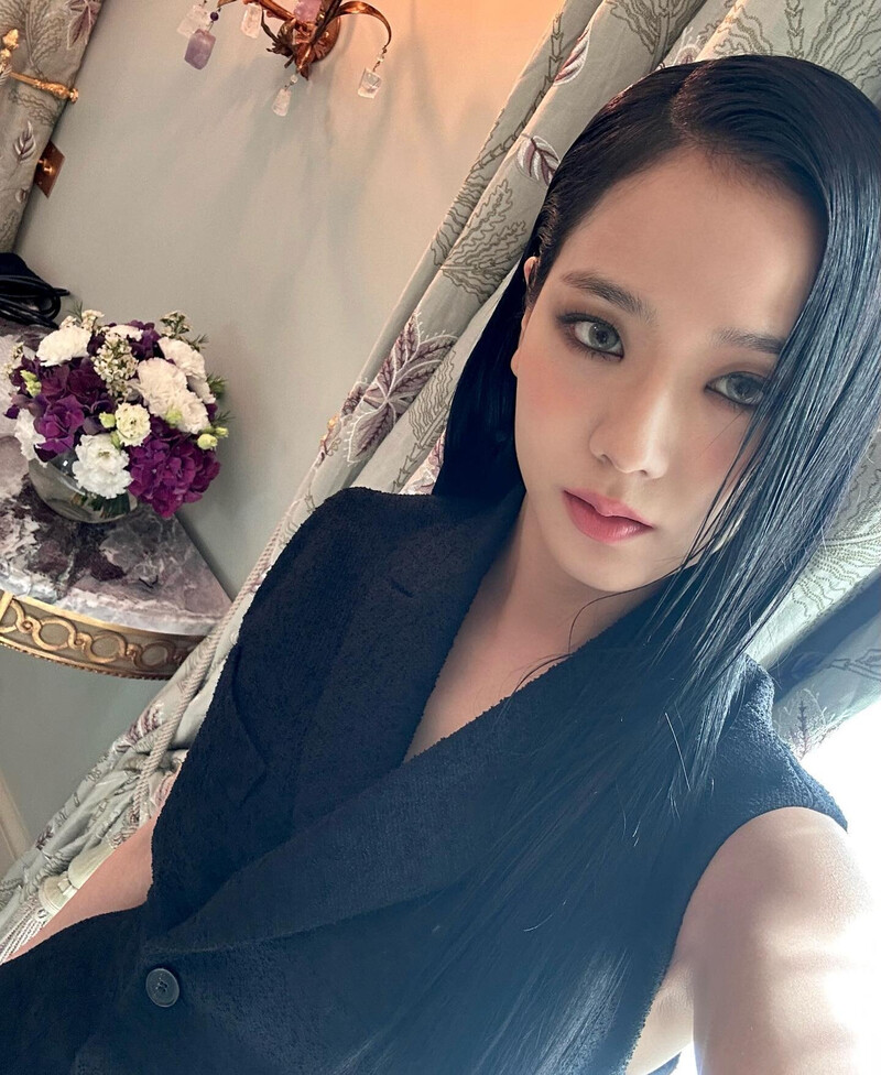 230927 - JISOO Instagram Update documents 6