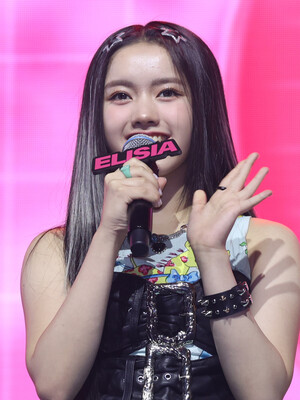 240806 UNIS Elisia - 'CURIOUS' Comeback Showcase