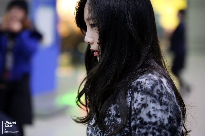 150105 Girls' Generation Taeyeon at Incheon Airport documents 7