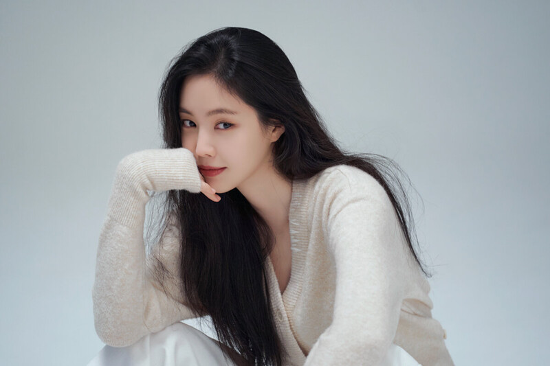 210713 YG Stage Naver Post - Naeun's 2021 Actors Profile Photos Behind documents 6