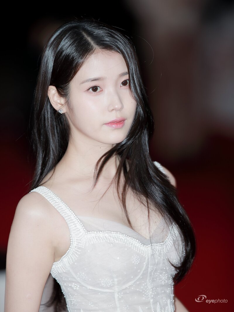 221125 IU at 43rd Blue Dragon Film Awards Red Carpet documents 29