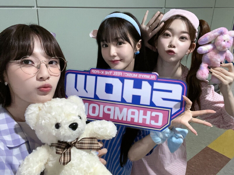 230719 SHOW CHAMPION Twitter Update - Tsuki, Moon Sua, and Nana documents 1