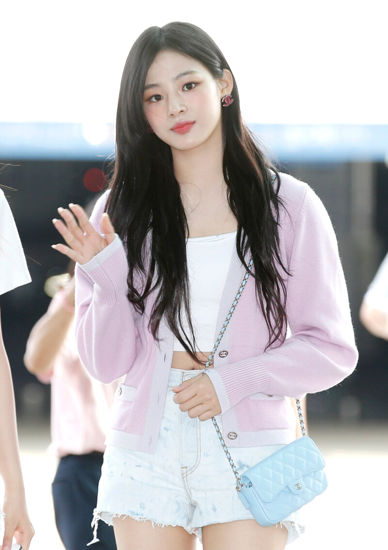 230731 NewJeans Minji at the Incheon International Airport documents 1