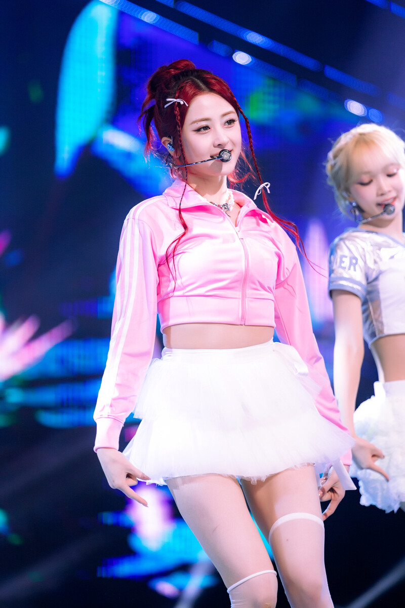 240225 LE SSERAFIM Yunjin - ‘Swan Song’ + ‘EASY’ at Inkigayo documents 3