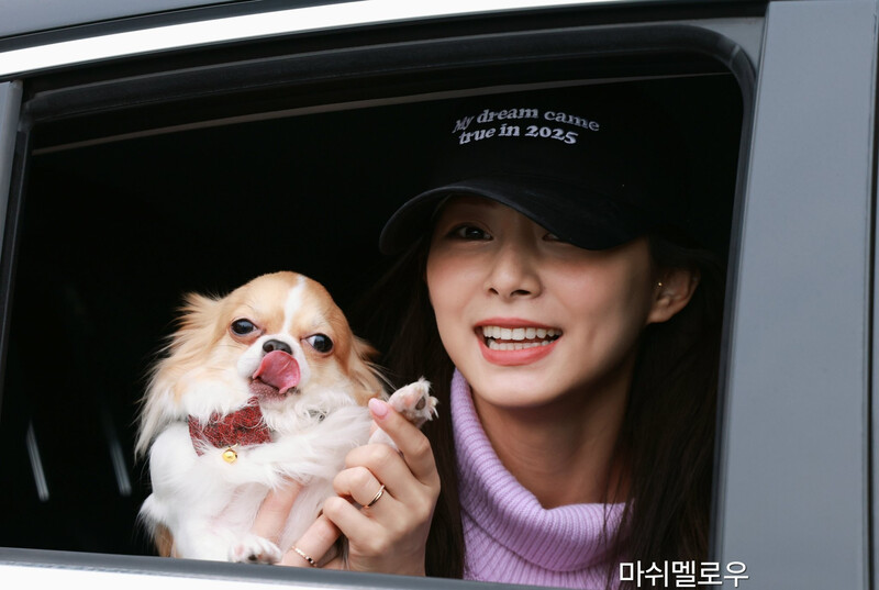 250101 Tzuyu at Gimpo Airport documents 3