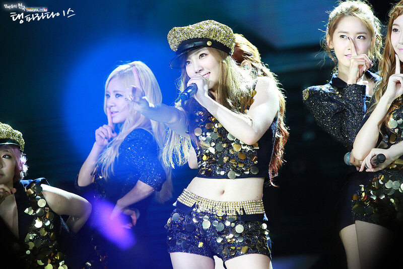 121123 Girls' Generation Taeyeon at SMTOWN Concert in Singapore documents 3