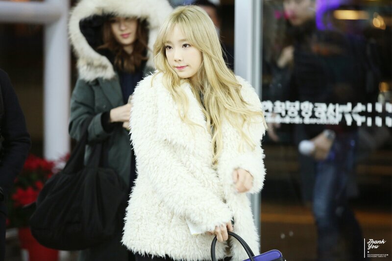 151127 Girls' Generation Taeyeon at Gimhae & Gimpo Airport documents 2