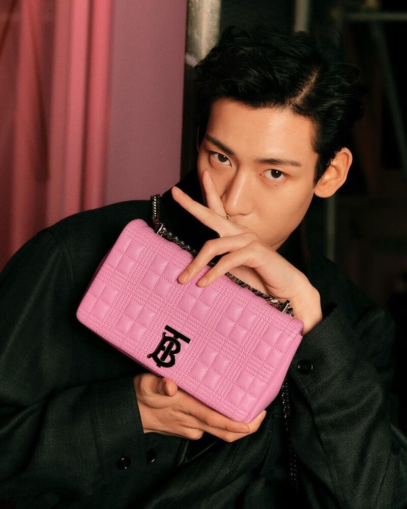 220425 BAMBAM IG Update- BURBERRY 'THE LOLA BAG' AD documents 1