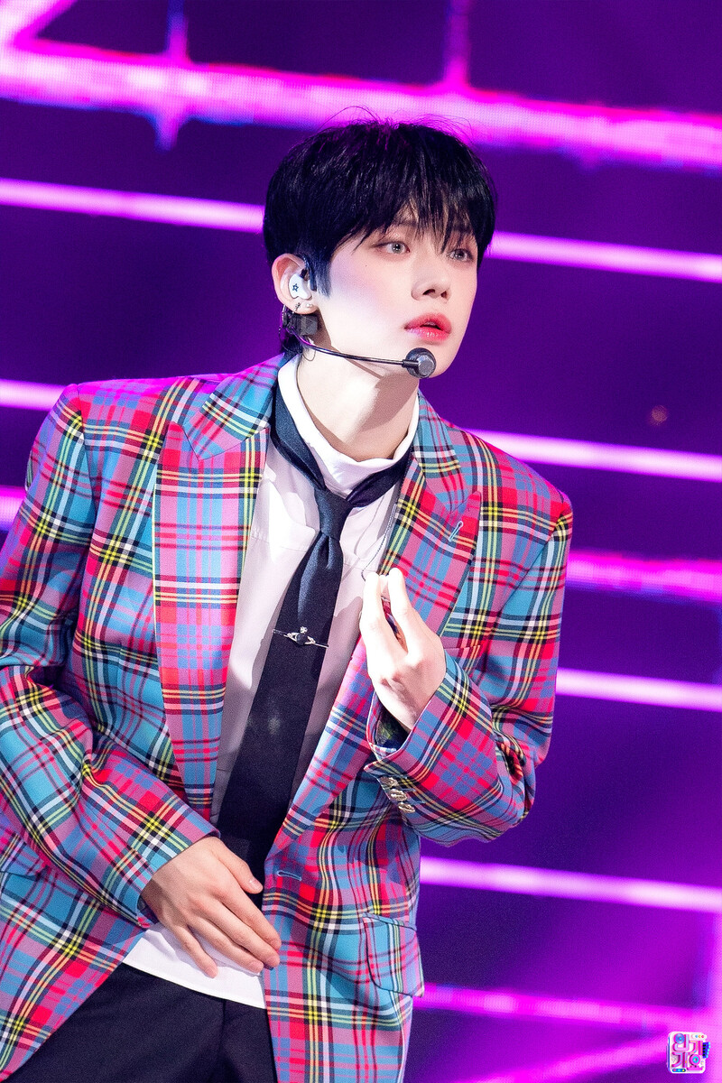 231029 TXT Yeonjun - 'Chasing That Feeling' at Inkigayo documents 4