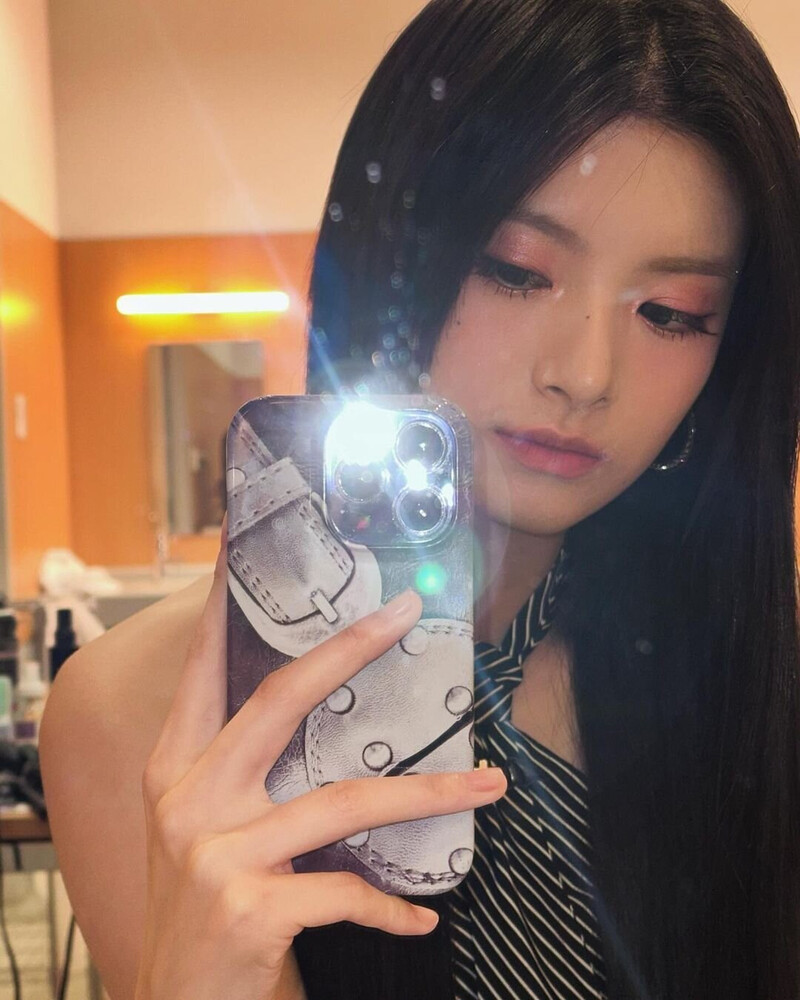 240503 EVERGLOW Yiren Instagram Update documents 7