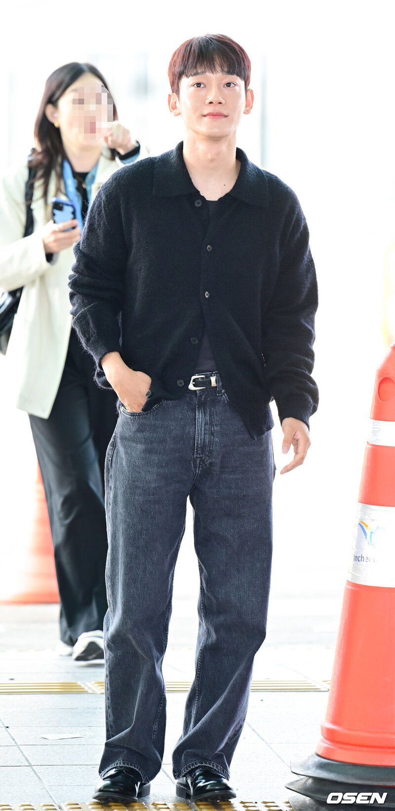 241024 Exo Chen at Incheon International Airport documents 3