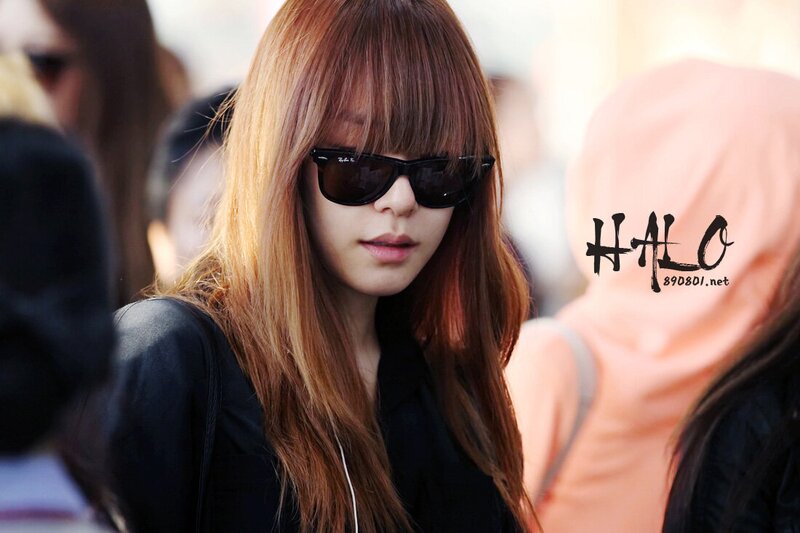 121001 Girls' Generation Tiffany at Gimpo Airport documents 1