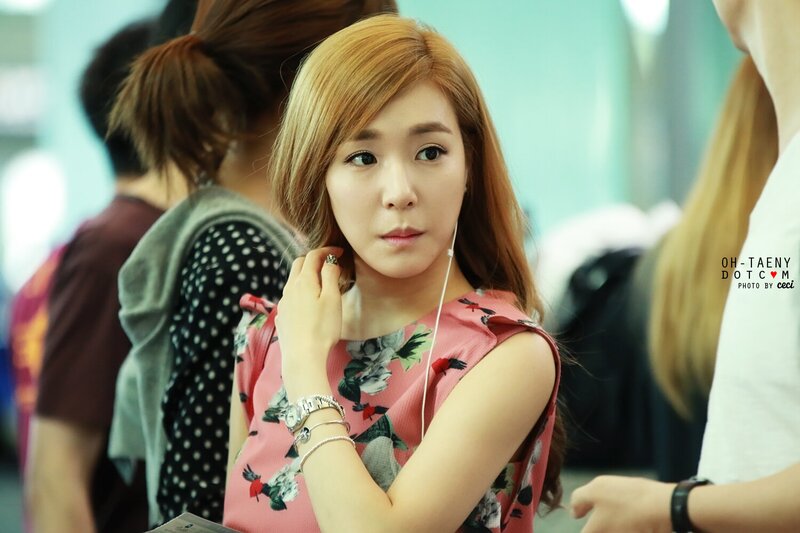 140802 Girls' Generation Tiffany at Incheon & Hong Kong Airport documents 1