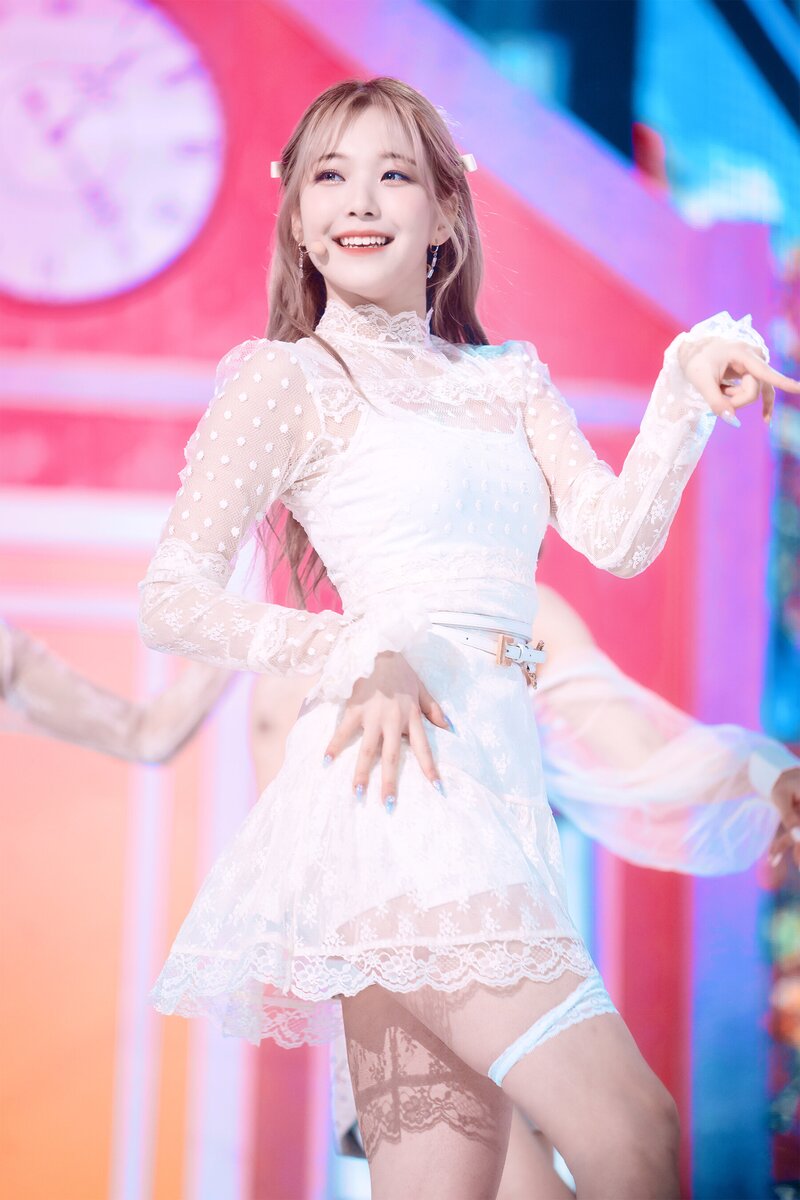 220123 fromis_9 Jiheon - 'DM' at Inkigayo documents 1