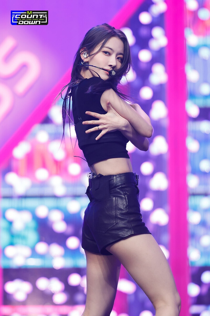 220505 LE SSERAFIM's Sakura - 'Fearless' and 'Bue Flame' at M Countdown documents 9