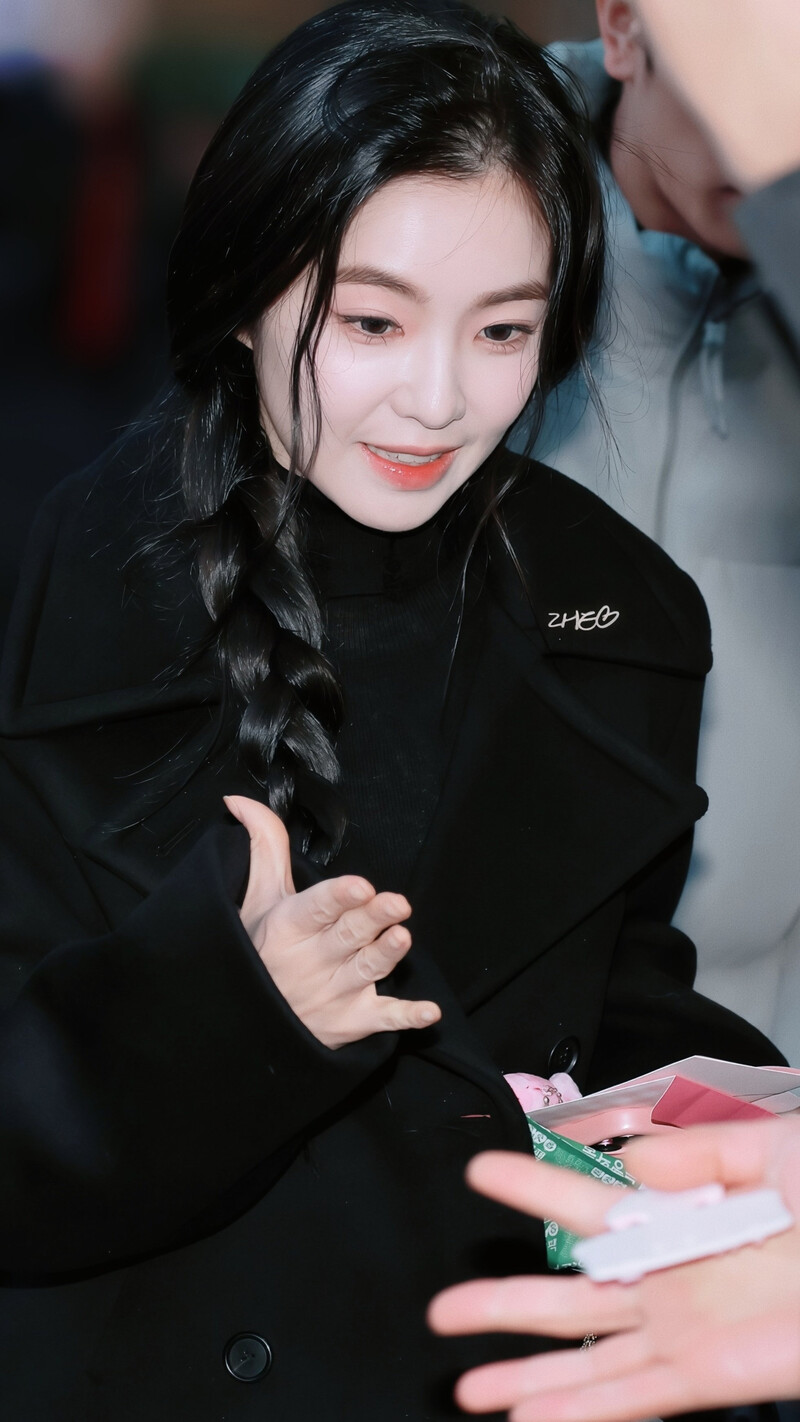 250106 Red Velvet Irene at Inceon Airport documents 17