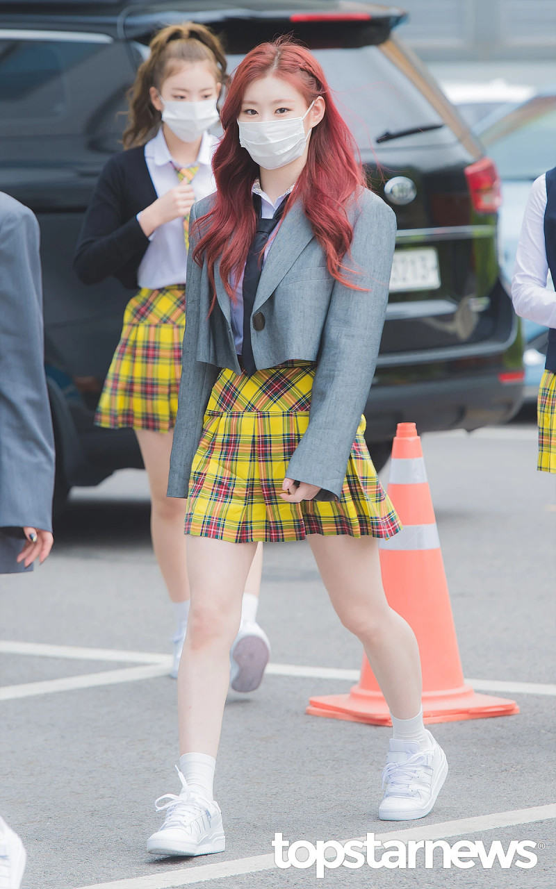 210422 ITZY Chaeryeong on the way to film Knowing Brothers documents 2