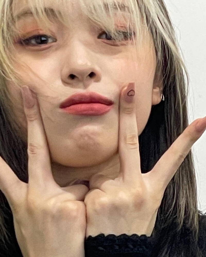 211006 ITZY Instagram Update - Ryujin documents 6