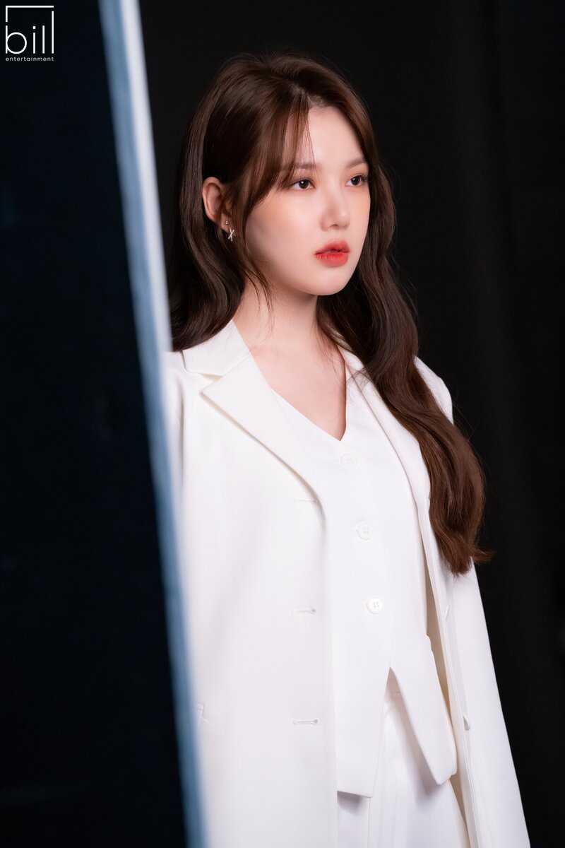 230504 Bill Entertainment Naver post - Yerin Profile images behind documents 3
