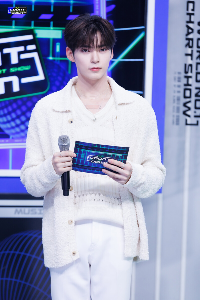 2321116 MC Hanbin at M Countdown documents 11