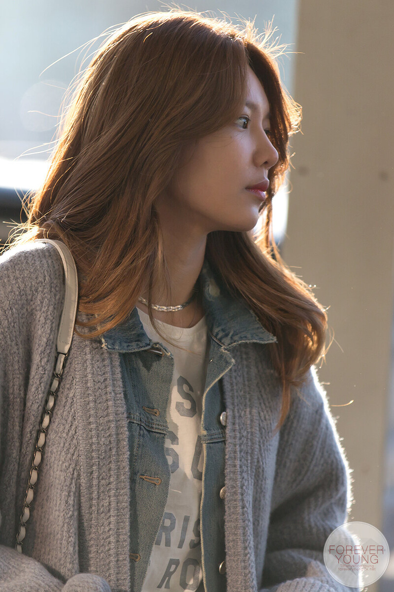 150304 Girls' Generation Sooyoung at Gimpo Airport documents 4