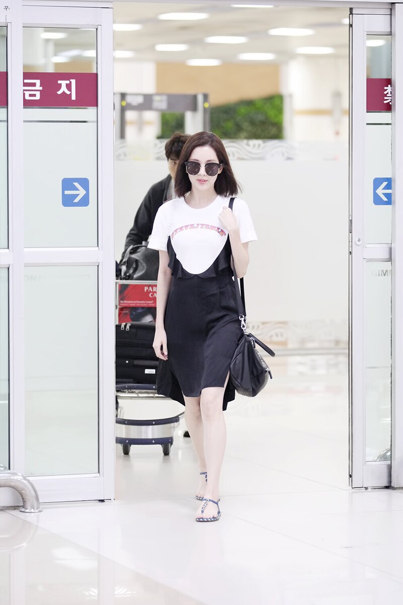 170717 Girls' Generation Seohyun at Gimpo Airport documents 4