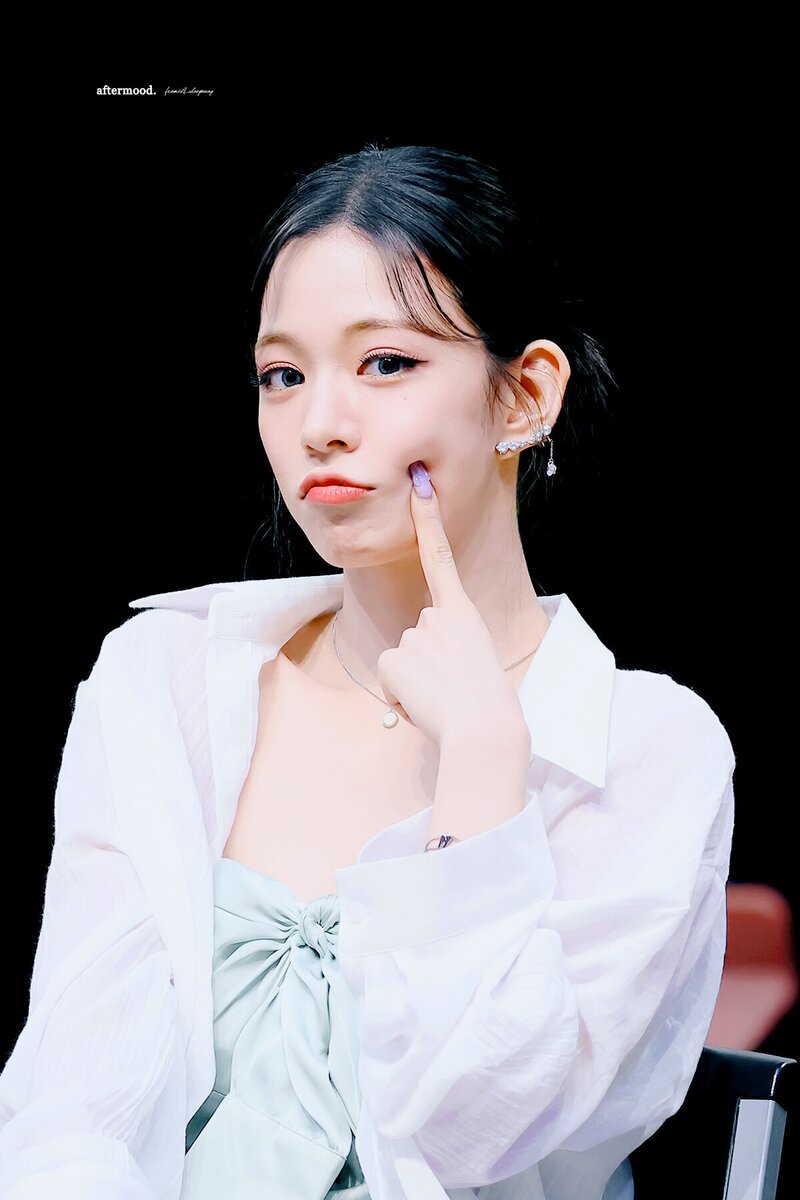 220708 fromis_9 Chaeyoung documents 8