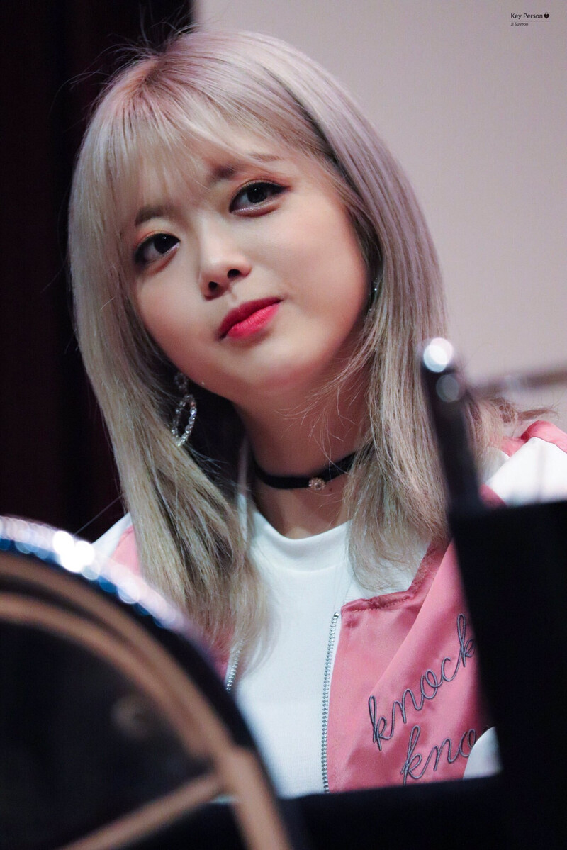 181117 Weki Meki Suyeon at 'KISS, KICKS' Fansign documents 1