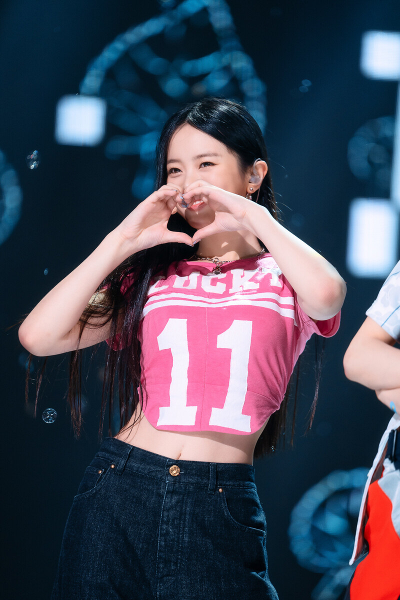 220807 NewJeans Hanni 'Attention' at Inkigayo documents 4