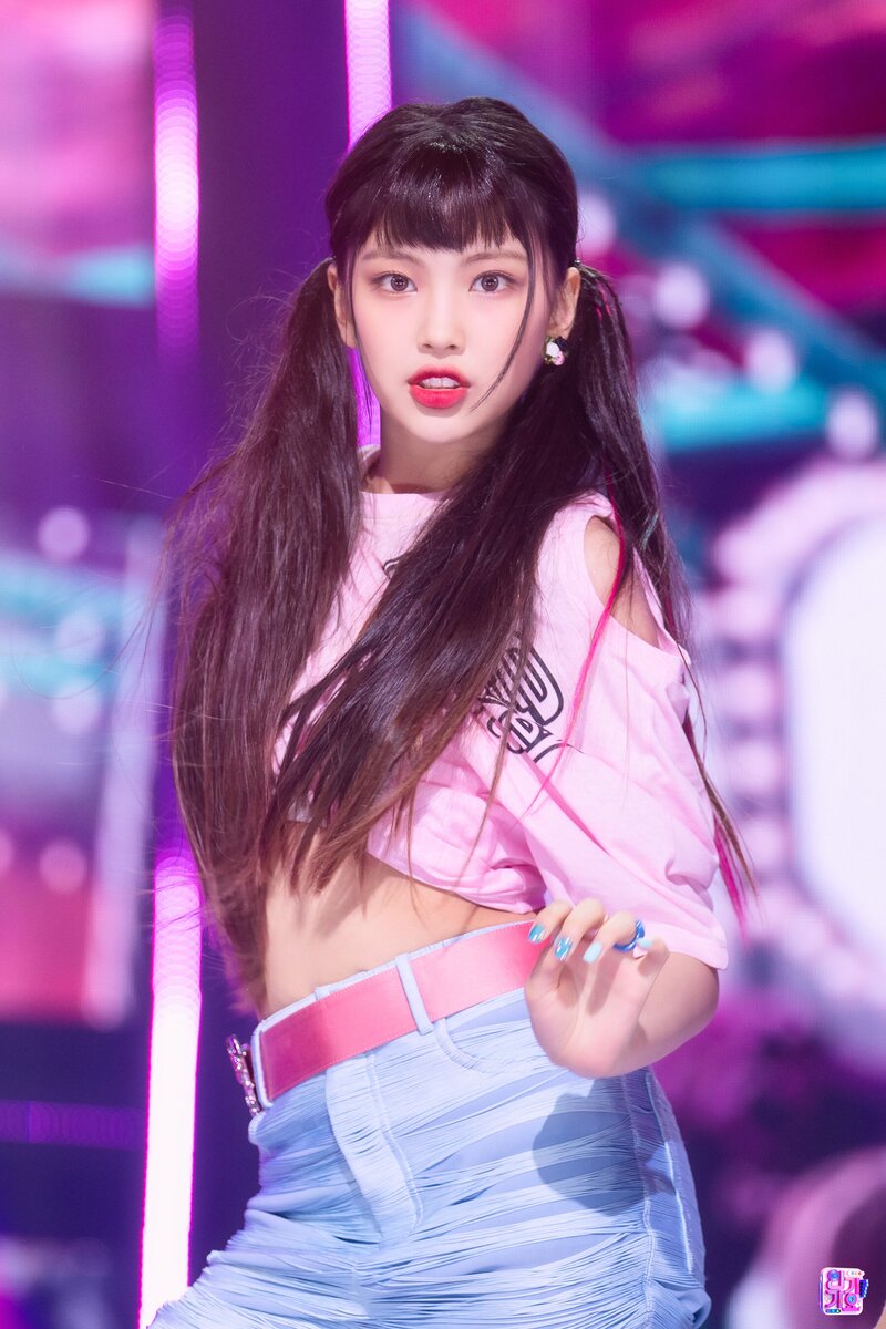 220821 NewJeans Hyein - 'Attention' at Inkigayo documents 8