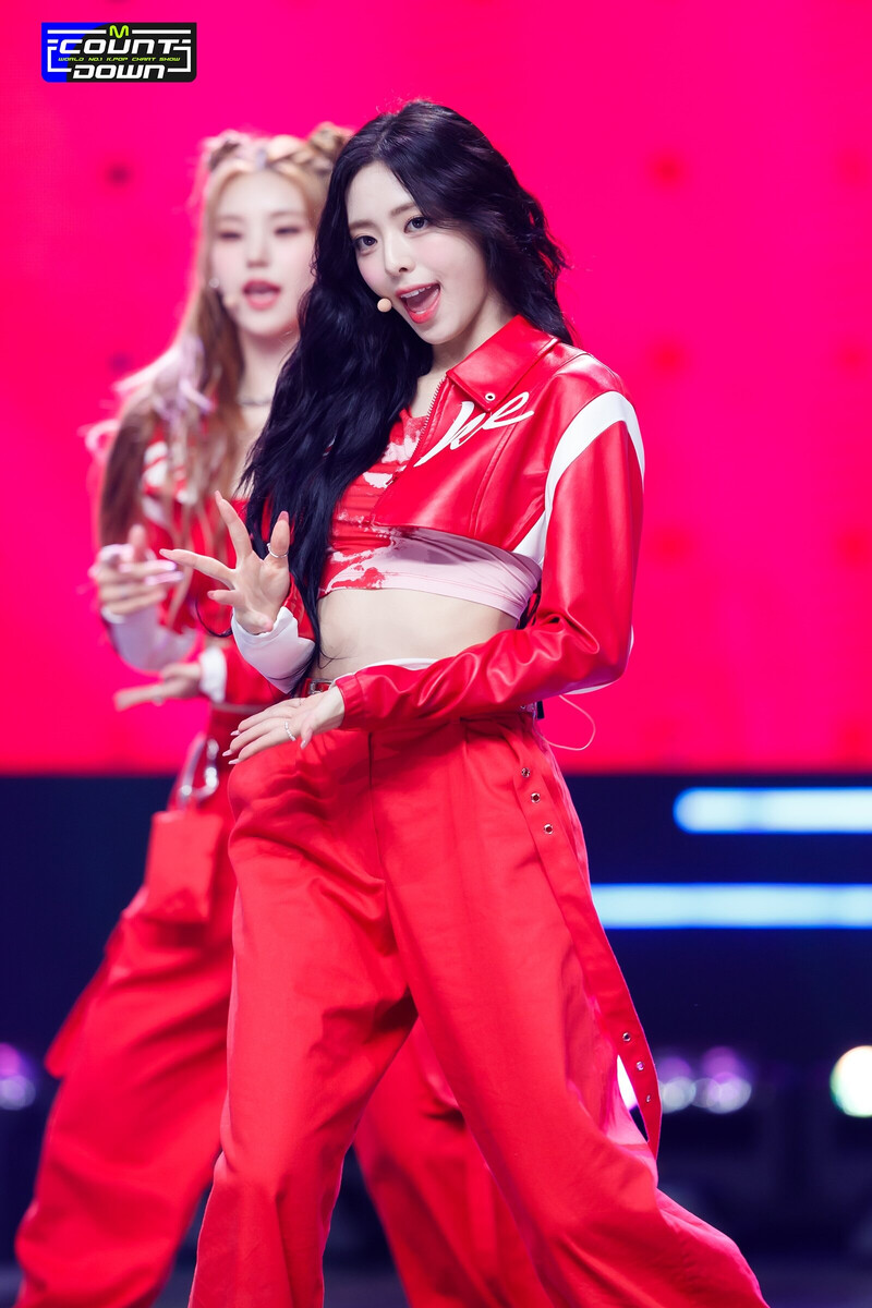 230810 ITZY Yuna - 'CAKE' at M COUNTDOWN documents 14