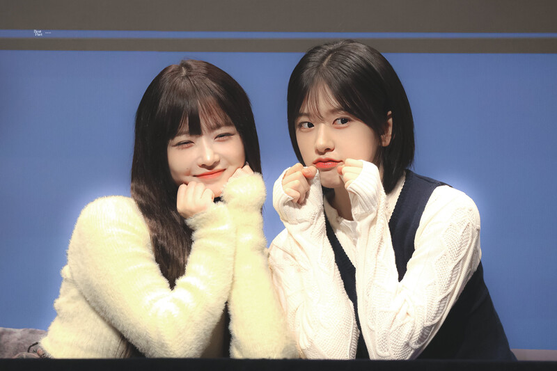 231111 IVE Rei and Yujin at Fansign Event documents 4