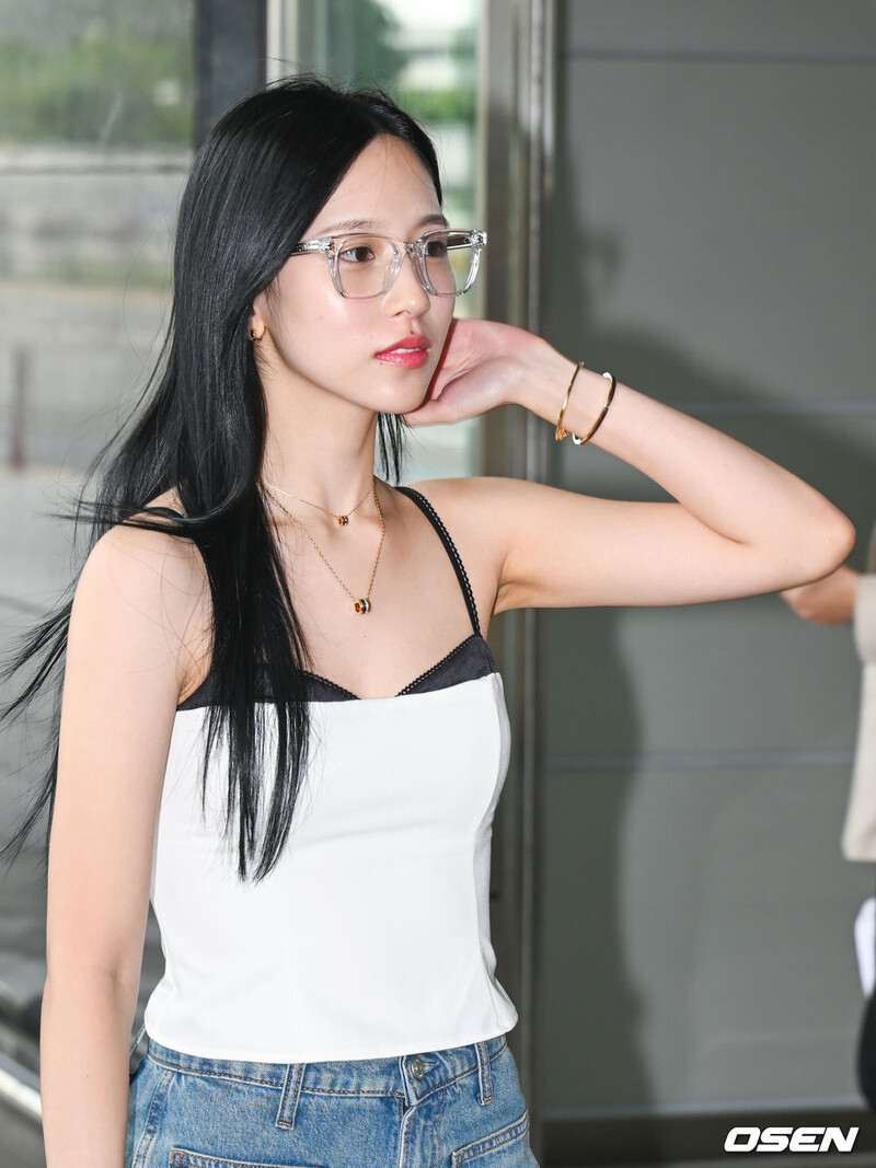 240726 TWICE Mina at Gimpo International Airport documents 1