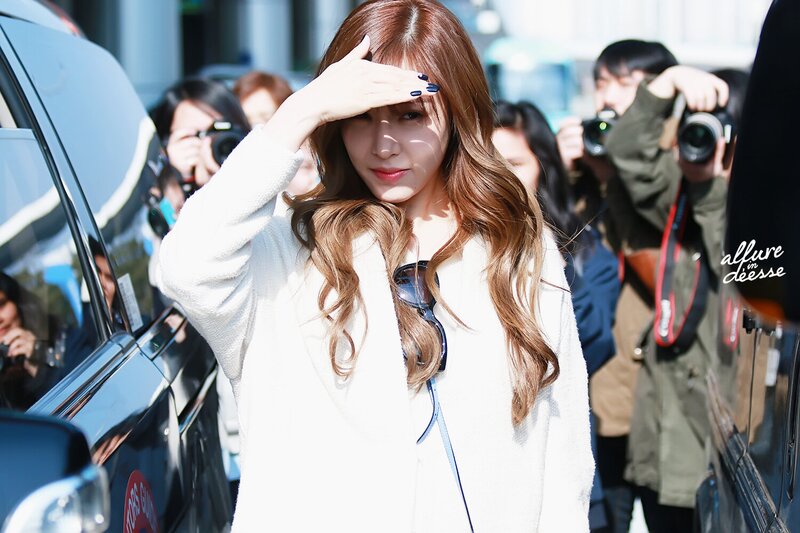 150307 Girls' Generation's Tiffany at Gimpo Airport documents 2