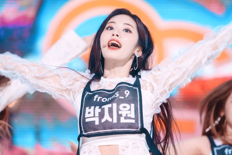 220123 fromis_9 Jiwon - 'DM' at Inkigayo documents 14