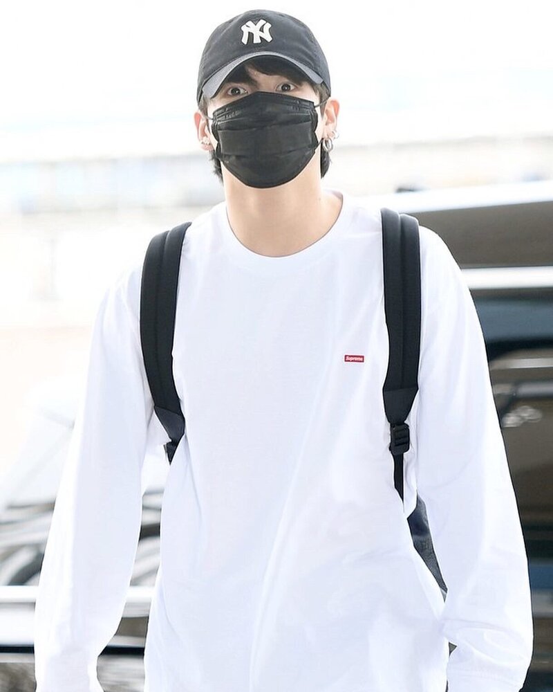 220528 Jungkook at Incheon Airport documents 1