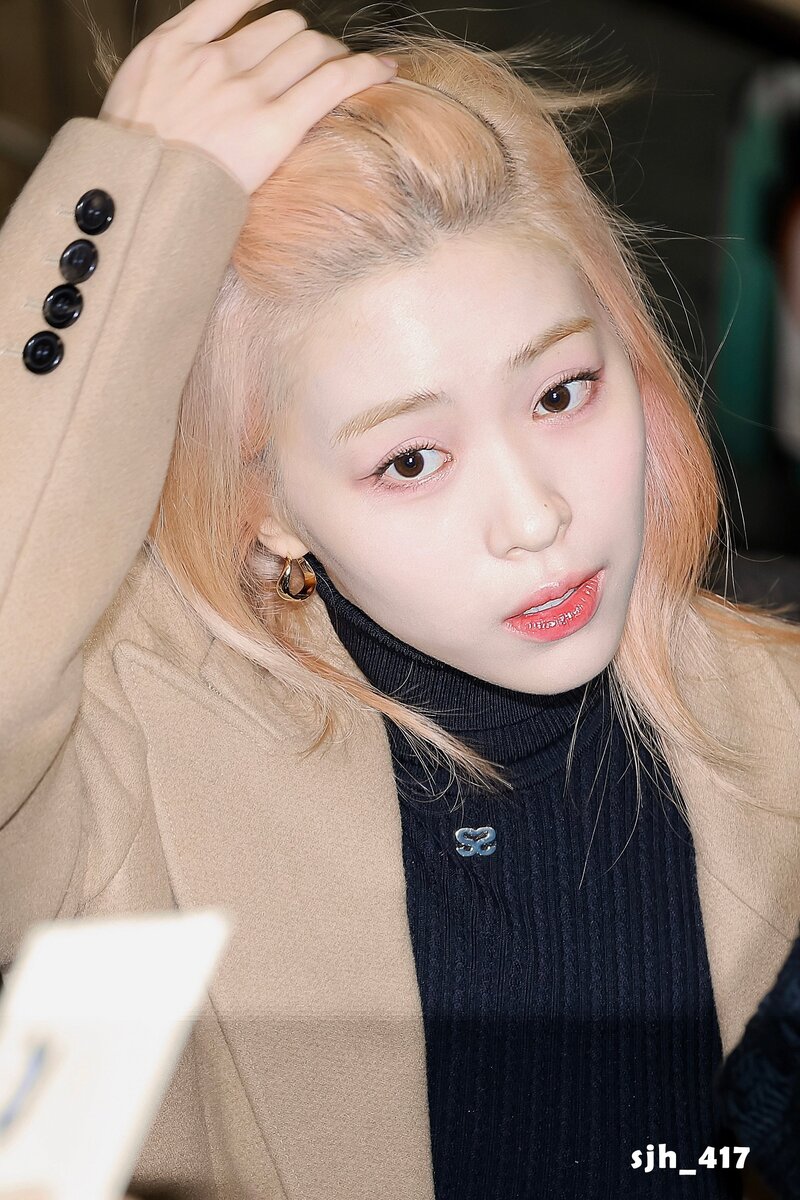 231208 ITZY Ryujin at Gimpo International Airport documents 4