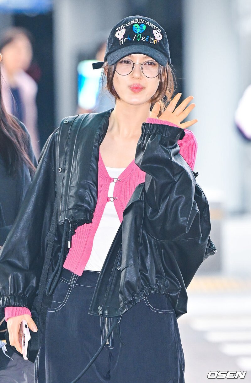 240304 New Jeans Danielle at Incheon International Airport documents 4