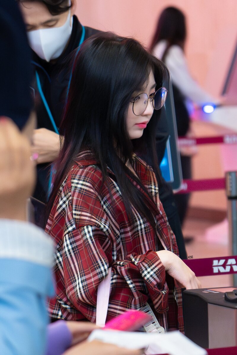 240501 Kep1er Yeseo at Gimpo International Airport documents 1