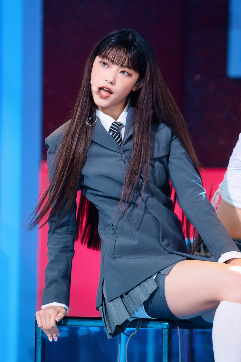 220807 NewJeans Haerin 'Cookie' at Inkigayo documents 16