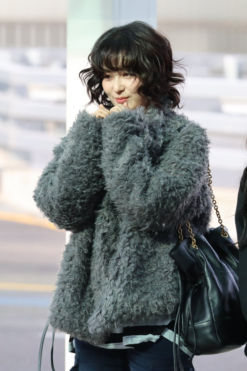 241227 Red Velvet Seulgi at Incheon Airport documents 3